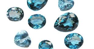 Topaz Can Come In A Variety Of Colors Including Clear Sherry An Amber Yellow Color Swiss Blue Bright Blue Or London Blue Shown Here Piedras Minerales