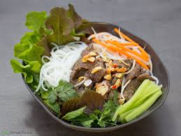 Bun Bo Nam Bo Rezept Fur Vietnamesischen Salat Mit Rindfleisch Rezept Asiatische Rezepte Lebensmittel Essen Rezepte