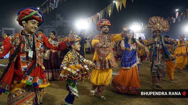 ನಿಮ್ಮ ನವರಾತ್ರಿಯ ಚಲನೆಯನ್ನು ವ್ಯಾಯಾಮವಾಗಿ ಪರಿವರ್ತಿಸಿ: ಕ್ಯಾಲೊರಿಗಳನ್ನು ಸುಡಲು ದಾಂಡಿಯಾ ಮತ್ತು ಗರ್ಬಾ ಹೇಗೆ ಸಹಾಯ ಮಾಡುತ್ತದೆ | ಫಿಟ್‌ನೆಸ್ ನ್ಯೂಸ್ - ದಿ ...