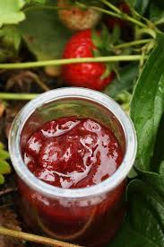 Confiture De Fraises A L Eau De Rose Autour D Un Plat Confiture Fraise Confiture Confiture De Fraises Maison