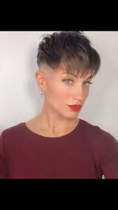 Nota para o corte de cabelo: Curto ou longo?