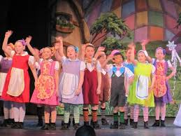 We Love Colors Friends Blog Munchkins Munchkin Costume The Wizard Of Oz Costumes Wizard Of Oz Costumes Diy