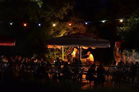 Hoch über dem tal, in dem sich die saale romantisch zwischen sanft geschwungenen hügeln und alten burgen schlängelt, befindet sich auf dem reilsberg der zoologische garten halle. Bergzoo Halle Ladt Am Samstag Zur Weissen Zoo Nacht Ein Hallespektrum De Onlinemagazin Aus Halle Saale