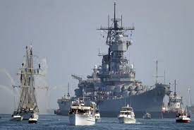 Uss Iowa Makes Final Journey To Become A Floating Museum In San Pedra Calif The Last Of The Great Battleships Uss Iowa Navy Ships Battleship