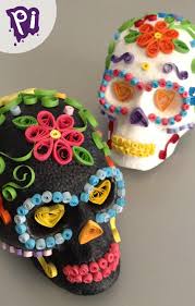 Calaveras Para Halloween O Dia De Muertos Decoradas Con Filigrana Quilling Skulls Pintaideas Calavera De Papel Manualidades Decoracion Dia De Muertos