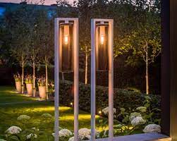 Daya listrik yang digunakan untuk membuat lampu ini menyala terang juga tidak terlalu besar, berbeda dengan lampu halogen. 10 Inspirasi Lampu Sorot Taman Bikin Taman Terang Benderang Di Malam Hari Rumah123 Com