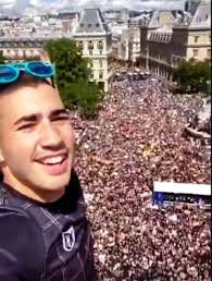 Le selfie des membres du groupuscule d'extrême droite génération identitaire dans le camion de police des membres du groupuscule d'extrême droite génération identitaire ont été interpellés ce. Manifestation A Paris Les Images Impressionnantes Du Decrocheur De La Banderole Des Identitaires Actu Paris