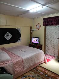 Menghias rumah agar tampak semakin estetik dan asri bisa dilakukan dengan berbagai cara, salah satunya dengan menambahkan furnitur rak bunga yang berbahan dasar kayu. Deco Bilik Tidur Rumah Kampung Desainrumahid Com