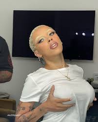 Doja Cat Holding Her Big Tits - Fappenist