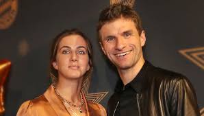 Search a wide range of information from across the web with searchandshopping.com Thomas Muller Seine Lisa Zeigt Bein Sexy Im Goldenen Seidenkleidchen Bunte De