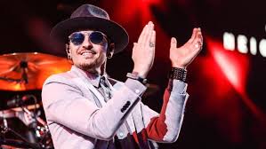 Dikutip dari tmz, kepolisian setempat melaporkan menemukan sang vokalis sudah dalam keadaan tak bernyawa pada kamis (20/7) pukul 09.00 pagi. Kematian Chester Bennington Dan Penyebab Utama Bunuh Diri