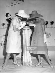 Robe Trapeze Avec Leur Capeline Berlin Le 08 Mars 1958 News Photo Getty Images Robe ample qui cache toutes les imperfections du corps. getty images