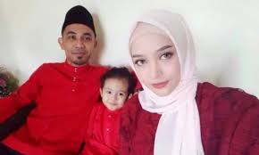 Joy revfa sebelum berkahwin dengan hafiz hamidun merupakan janda dan bekas isteri kepada dato ray imran. Romantik Bagai Takkan Tidur Asing Ibu Joy Revfa