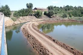 Река ингулец берёт своё начало в заболоченной местности близ села топило, расположенного в кировоградской области на территории украины. 2