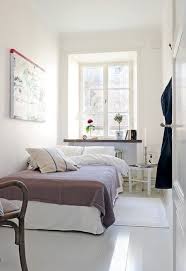 Selain dengan membuat feature wall di kamar tidur mungil, anda bisa menggunakan ruang vertikal untuk memberikan style sekaligus fungsional di ruang tidur kecil tersebut. Desain Kamar Tidur Mungil