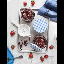 Confiture De Fraises A L Hibiscus Pour 12 Personnes Recettes Elle A Table Recette Recette Confiture Confiture Fraise Confiture