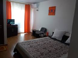 Vila albatros va ofera gazduire in 22 camere spatioase si racoroase, pardosite cu parchet sau gresie, mobilate modern, izolate termic si fonic(constructie din beton). Camere De Inchiriat Albatros Vama Veche Contact Direct