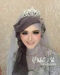 Selama kamu yang mempunyai masalah dark circle atau mata panda, sebelum hari pernikahan sehangatnya lakukan penyelenggaraan selama menyamarkannya. Model Krudung Kerudung Pengantin Gaya Pengantin Rias Wajah Pengantin