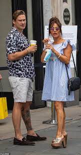 ▹ all details on the site popstar.one. Lee Ryan Lerchen Uber Den Mit Seiner Psa Wie Er Geniesst Einen Shopping Trip Mit Freundin Verity Paris Aktuelle Boulevard Nachrichten Und Fotogalerien Zu Stars Sternchen