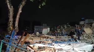 Prédio em construção desaba sobre casa e deixa ao menos uma pessoa morta na Penha, zona leste de SP; veja VÍDEO