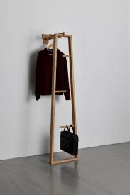 Ein garderobenständer bietet mehr als organisation. The Tb 13 Coat Stand Garderobe Kleiderstander Garderobenstander Flur Mobel Holz Design Eiche Oak Flur Mobel Mobelverschonerung Schlafzimmer Diy