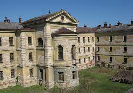 V něm by kromě muzea totality měly najít zázemí instituce jako okresní soud, okresní státní zastupitelství či probační a mediační služba. Archiweb Cz Uzsvm Pokracuje V Praci Na Prestavbe Veznice Na Muzeum Totality