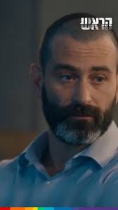 ״כל מי כאן סביבך, אחד אחד, שקרן״, הראש, מתחילים האחרי החדשות