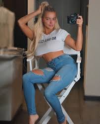 Who is the stunning abigail ratchford or lindsey pelas? Lindsey Pelas Sexygirlsinjeans