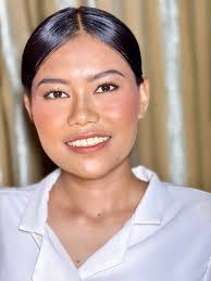 Soft and elegant makeup for grads