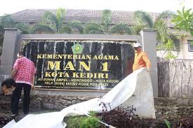 Larung sesaji kota kediri 2018 prosesi larung sesaji dan labuh bumi dalam rangka hari jadi kota kediri yang ke 1139. Man 1 Kota Kediri Man1kdr Twitter