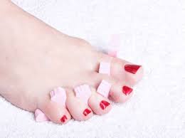 El vestido y la mantita son de color blanco y beige. Primer Plano De Los Pies De Las Mujeres Con Las Unas Pintadas De Color Rojo Fotos Retratos Imagenes Y Fotografia De Archivo Libres De Derecho Image 10580406