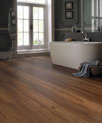 parquet salle de bains stratifie en 24 photos inspirantes parquet parquet salle de bain renovation salle de bain y revetement de sol en bois