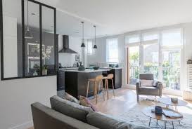 Un Salon Ouvert Sur La Cuisine Avec Une Verriere D Interieur Realisation Signee Christiansen Design Salon Ouvert Deco Maison Maison