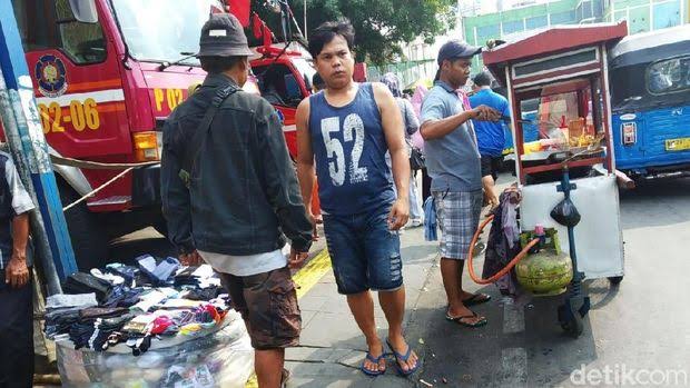 Hasil gambar untuk Jakarta - Sejumlah pedagang kaki lima (PKL) di Tanah Abang, Jakarta Pusat membuka lapak mereka di atas guiding block bagi penyandang disabilitas. Tak hanya itu, para PKL juga menutup jalur mobil damkar."
