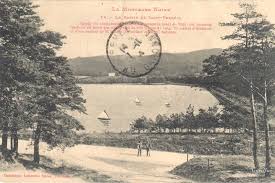 L'été, les enfants jouent avec leurs poupées dans un bassin rempli d'eau. Saint Ferreol Bassin Cparama Com