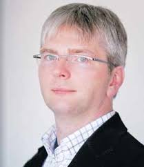 Tvítugur ma›ur stunginn til bana