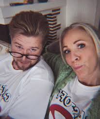 Jeg sklir inn fra høyre og bare nevner at sesong 3 av Farfar har premiere i  dag på @tv2 For en fin gjeng å lage tv med, så mye fjas og gøy.