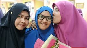 Usia purata pelajar semasa mengambil spm ini ialah 17 tahun, iaitu semasa di tingkatan 5. 5 Pelajar Spm2017 Ini Buktikan Kepayahan Hidup Bukan Penghalang Untuk Berjaya Lobak Merah