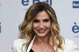 Lorella cuccarini ha dato ufficialmente il via alle sue vacanze, che come ogni anno arrivano in un periodo in cui festeggia anche l'anniversario di matrimonio con silvio testi. Chi E Silvio Testi Marito Di Lorella Cuccarini