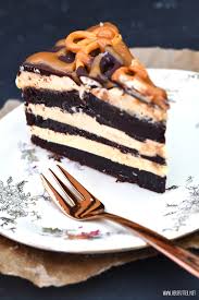 If you love salted caramel and chocolate, this salted caramel tart is your dream come true! Herzfutter Food Blog Zuckersusser Salted Caramel Cake
