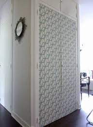 Vous êtes libre de choisir la couleur qui vous convient pour peindre les portes de votre placard. Papier Peint Decorer Des Portes De Placard Placard Design Decorer Porte De Placard Porte Placard