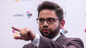 Acusan a 'influencer' por no pagar contribuciones