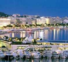 Les Nuits De Cannes Le Vieux Port Le Palais Des Festivals Et La Croisette Cannes France Beaches In The World Cannes
