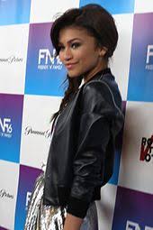 Courtesy of zendaya via instagram シャグカットはナチュラルな質感と動きの両方が組み合わさったとき、最高のスタイルとなりうる。 ã¼ã³ãã¤ã¤ Wikipedia