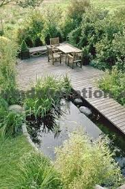 Architektur Ideen Wasser Im Garten Ein Kleiner Begehbarer Teich Mit Steg Und Gemutlichem Sitzp Garten Wasser Im Garten Gartenteich