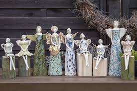 Engel Und Figuren Aus Ton Eigene Ideen Und Keramik In Handarbeit Engel Keramik Tonfiguren Tonskulpturen