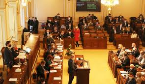 Vláda dělá, na co jí síly stačí a opozice jako obvykle blbě kecá. Mnonzuy5jgdcqm