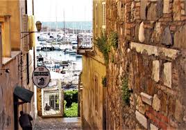 Epiteto di nettuno/poseidone era enosìctono o enosigeo (lat. Borgo Medievale Di Nettuno Scoprendoroma