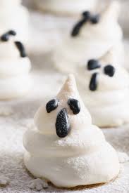 Des Fantomes En Meringue Pour Halloween Recette Meringue Cuisine Halloween Meringue Halloween