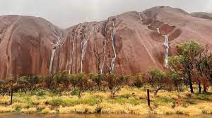 If you are planning to explore uluru and experience both the physical and cultural significance of this australian icon, we are here to help you with your uluru tour, car hire and accommodation needs. Foto Penampakan Air Terjun Langka Di Uluru Australia Kumparan Com